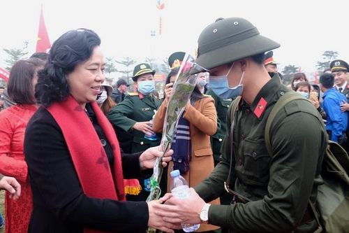 Phó Bí thư thường trực Thành ủy Ngô Thị Thanh Hằng động viên tân binh lên đường nhập ngũ