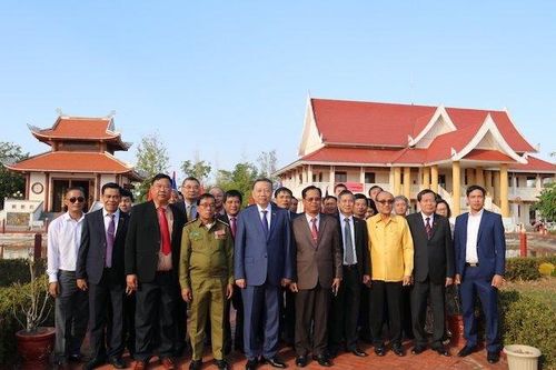 Đoàn đại biểu Bộ Công an thăm nơi Bác Hồ từng sống tại Lào