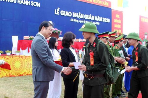 Thanh niên tự hào lên đường nhập ngũ