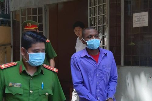 Bị cáo gốc Phi tạo tài khoản mạng xã hội để lừa phụ nữ Việt
