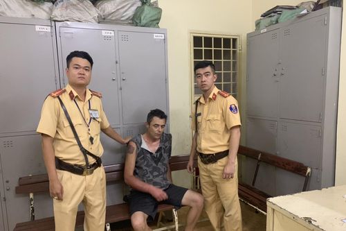 Du khách Anh thừa nhận cầm dao đi cướp cửa hàng tiện lợi