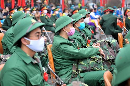 Phòng dịch bệnh, tân binh đeo khẩu trang lên đường nhập ngũ