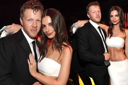 Emily Ratajkowski mặc áo quây tôn eo 'con kiến' siêu nhỏ