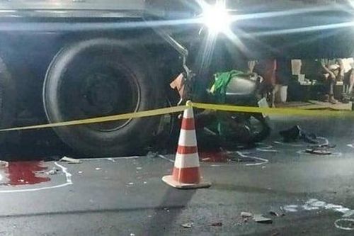 Hai thanh niên tông vào xe ôtô tải tử vong
