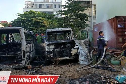 2 xe khách 16 chỗ đậu ở bãi đất trống bốc cháy trơ khung
