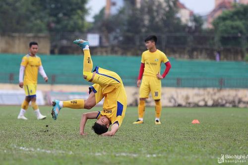Phan Văn Đức và đồng đội bị HLV Quang Trường phạt vì tập sút ra ngoài