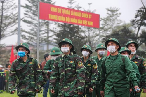 Tân binh Thủ đô đeo khẩu trang lên đường nhập ngũ