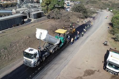 Sáng kiến dùng chai sữa bằng nhựa tái chế để trải đường