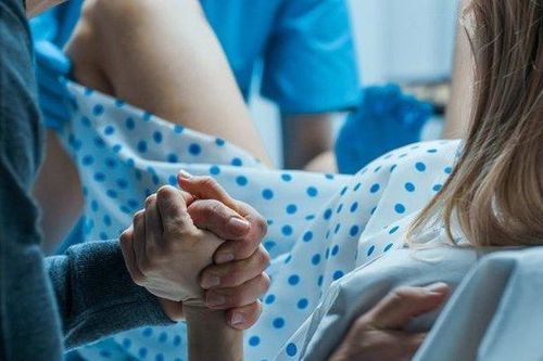 Sản phụ sinh con 'thuận tự nhiên' gặp nguy kịch khi không cho bác sĩ điều trị