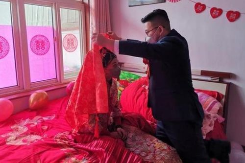 Đám cưới không một khách mời giữa dịch virus corona