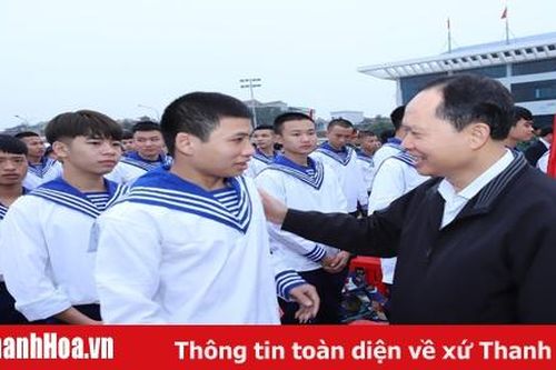 Bí thư Tỉnh ủy, Chủ tịch HĐND tỉnh Trịnh Văn Chiến dự và động viên thanh niên huyện Hoằng Hóa lên đường nhập ngũ