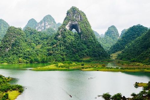 Chiêm ngưỡng 'mắt thần' núi