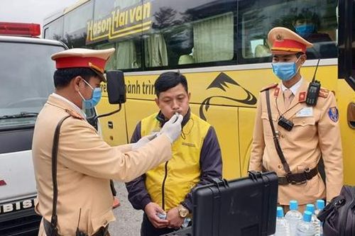 Theo chân CSGT kiểm tra nồng độ cồn trong đợt dịch virus Corona