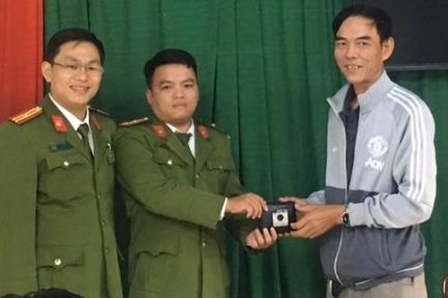 Hai cảnh sát khu vực nhặt được của rơi, tìm người trả lại