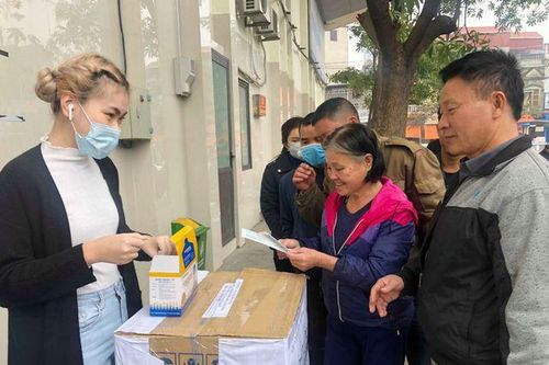 Nữ sinh dùng tiền tiết kiệm mua 5.000 khẩu trang phát miễn phí tại bến xe