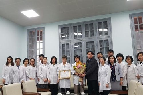 Nhóm chuyên gia nuôi cấy thành công chủng virus Corona mới được Bộ Y tế tặng Bằng khen