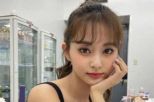 Em út TWICE được đàn chị say mê nhan sắc