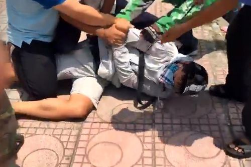 Cô gái hạ gục tên cướp giữa đường