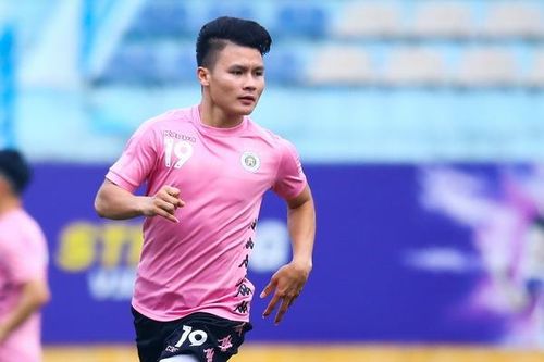 Quang Hải tích cực khởi động trong lúc cả đội đi bộ