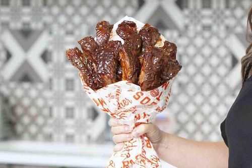 Sườn nướng và những bó hoa làm từ đồ ăn cho dịp Valentine