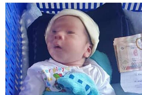 Bé trai bị bỏ rơi trước trụ sở khu phố cùng 3 triệu đồng