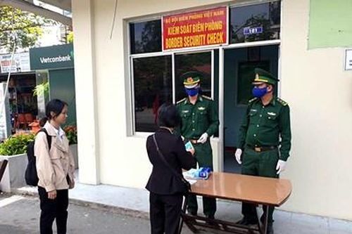 Biên phòng cửa khẩu cảng Đà Nẵng phát miễn phí hơn 2.000 khẩu trang y tế
