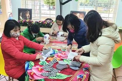Tự nguyện may khẩu trang tặng học trò