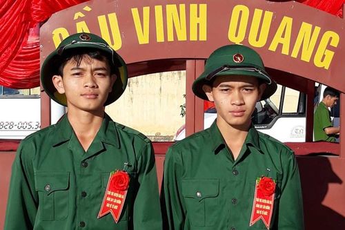 Anh em sinh đôi mồ côi cha cùng xung phong nhập ngũ
