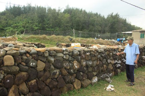 Kỳ lạ ông lão 20 năm xếp đá
