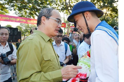 Thanh niên TPHCM tự hào lên đường nhập ngũ