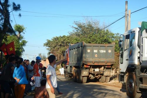 Dân bức xúc chặn xe chở vật liệu vào dự án lấn biển tại Phan Thiết
