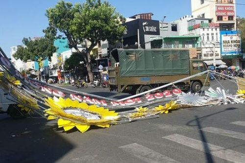 Sập cổng chào bằng thép, 2 người đi đường gặp nạn