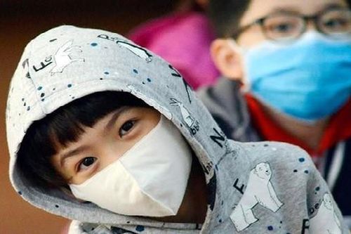 Ôm, hôn trẻ có thể làm tăng nguy cơ lây nhiễm Covid-19