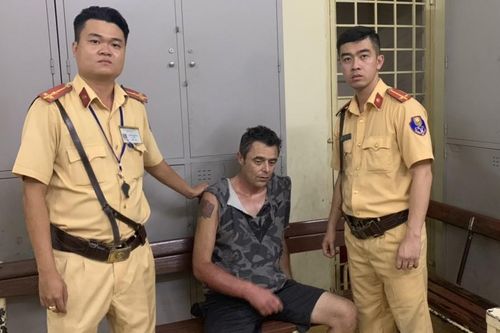 Người đàn ông nước ngoài nửa đêm uy hiếp nữ nhân viên, cướp tiền cửa hàng tiện lợi