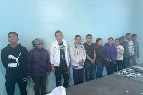 Bắt 11 đối tượng đánh bạc trong ngôi nhà hoang