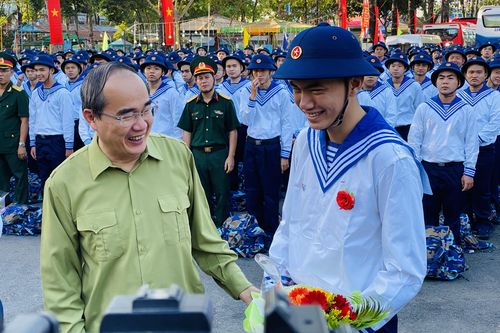 Nam thanh nữ tú TPHCM nhập ngũ