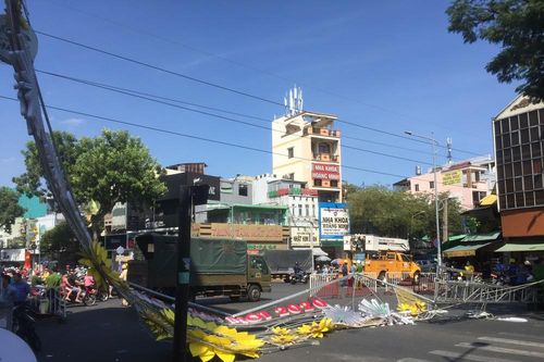 Cổng chào chúc mừng năm mới đổ sập ở Sài Gòn, hai người bị thương