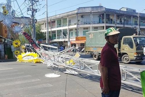 Cổng chào bằng thép bất ngờ đổ sập đè trúng 2 người đi đường