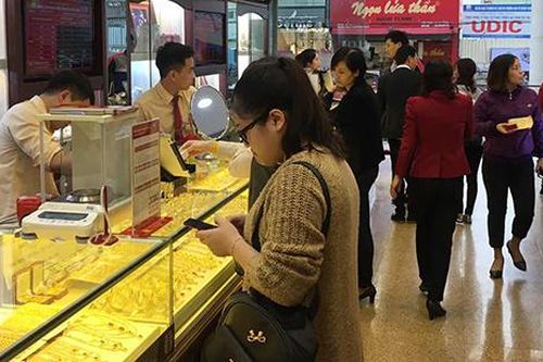 Giá vàng đứng quanh mức 44 triệu đồng/lượng, chờ động thái mới của thị trường