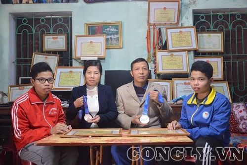 Cặp song sinh đầu tiên của Việt Nam giành huy chương quốc tế nhờ tự học
