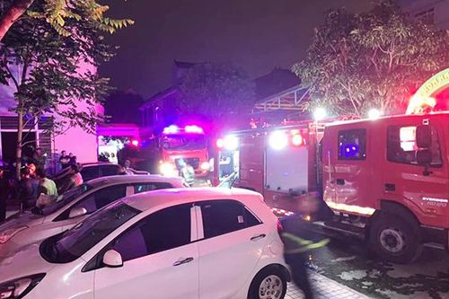 Lửa và khói độc bao trùm khu nhà ở sinh viên, 7 người kẹt ở tầng 8