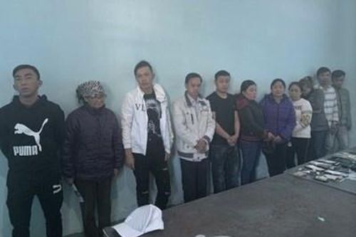 Bắt 11 nam, nữ đang say sưa đánh bạc trong ngôi nhà hoang