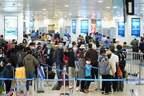 'Vẫn còn khách ở sân bay chưa đeo khẩu trang phòng Covid-19'
