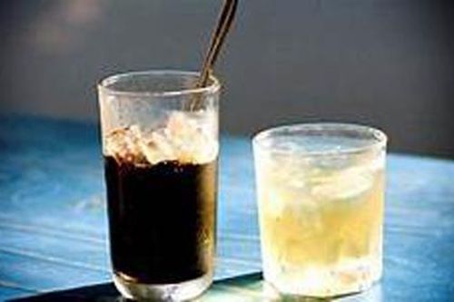 Uống nước trước hay sau khi uống cà phê là đúng nhất? nhiều người vẫn uống sai mà không biết