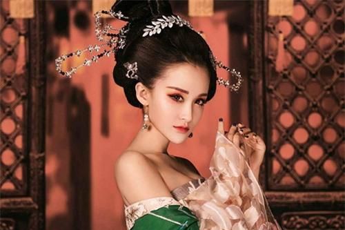 Thú vui 'biến thái' của Hoàng đế khiến mỹ nhân tuyệt sắc Phùng Tiểu Liên được độc sủng vẫn chết trong cay đắng