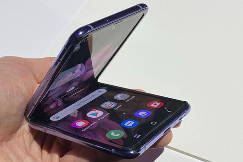 Chiêm ngưỡng Galaxy Z Flip - chiếc smartphone đầu tiên trên thế giới có màn hình gập bằng kính