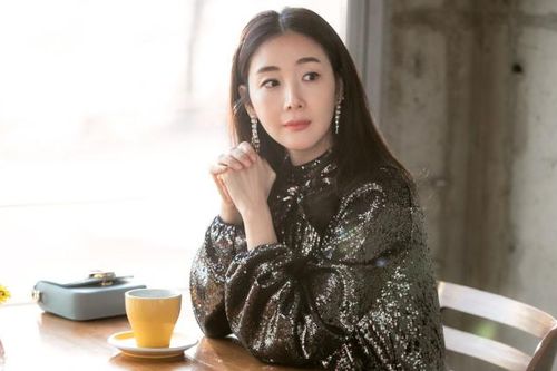 Nữ thần màn ảnh xứ sở Kim Chi diện váy 22 triệu đồng còn đẹp hơn mẫu gốc