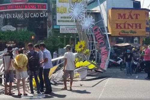 TP.HCM: cổng chào bị sập khiến em bé bị thương