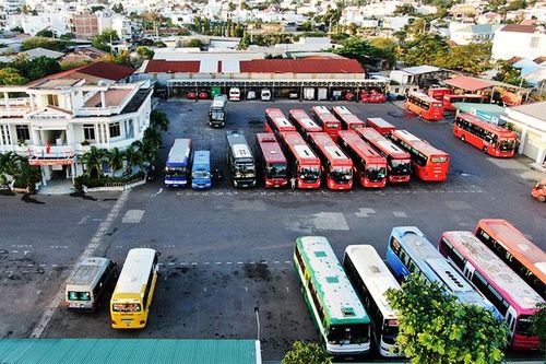 Vận tải hành khách gặp khó
