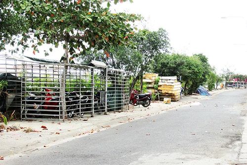 Hành lang đường Lê Văn Hưu bị chiếm dụng